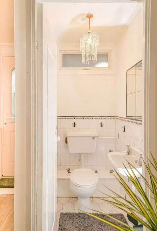 Kingston Duplex Apt Balcony, Parking & Wi-fi