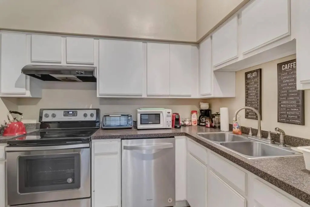 LT Stay Discounts! Cozy 2 BR Apt - Pet Friendly!