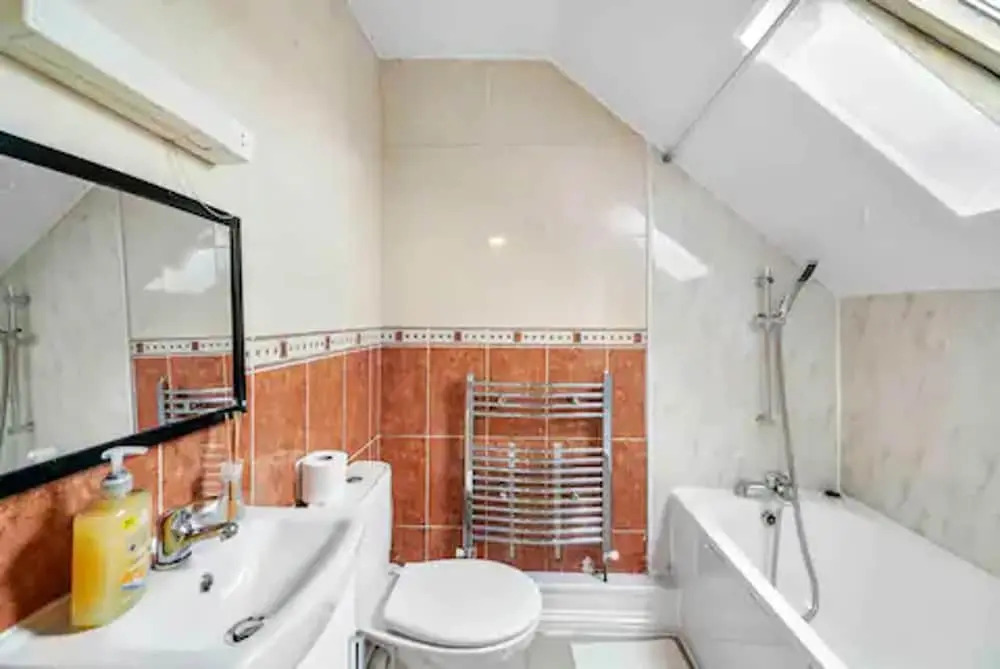 4 bed Townhouse- Free Parking