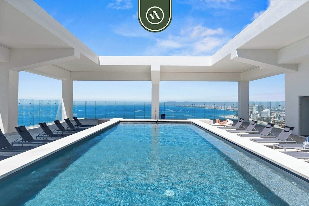 Elegant 1 BR Condo - Beachfront - Pools - King