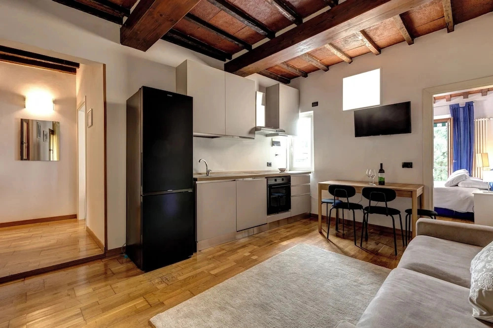 Romana Apartment by Mamo Florence