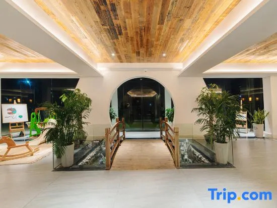 Yueliang Town Hotel