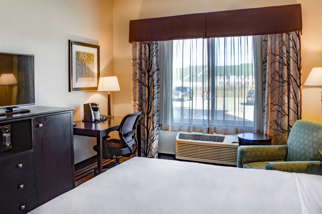 Holiday Inn Express & Suites Nevada by IHG