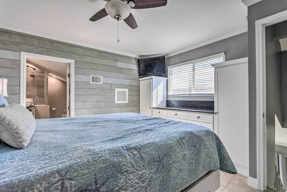 Vibrant Family Condo: 100 Feet to Private Beach!