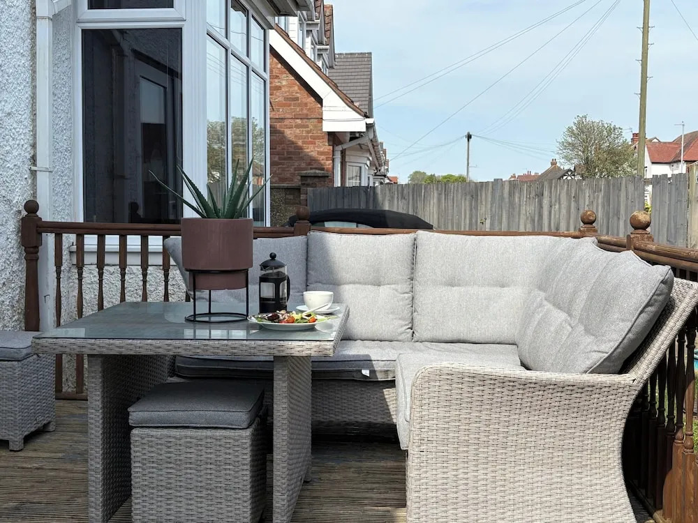 5 Bed Villa - Sleeps 10 - Pets - Garden - Parking