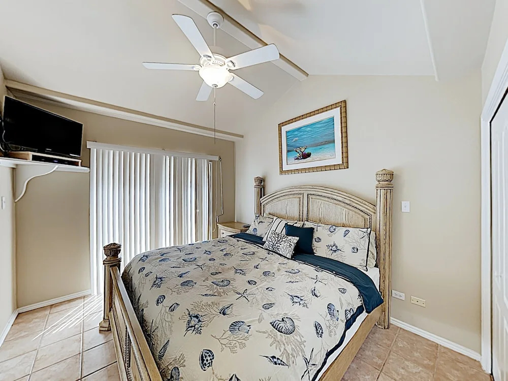 New Listing! Island W/ Pool, Walk To Beach 2 Bedroom Condo