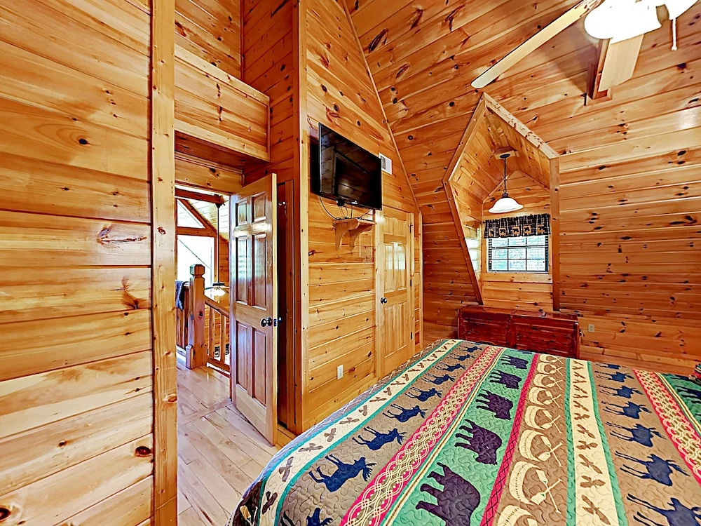 Peaceful Serenity W/ Private Hot Tub & Game Room 4 Bedroom Cabin