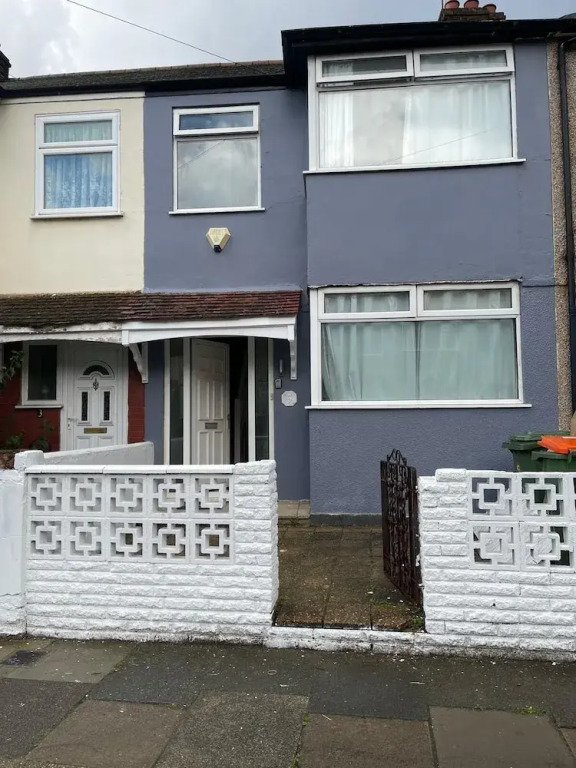 4 Beds Sleeps 15 near Lcy Airport & ExCel London