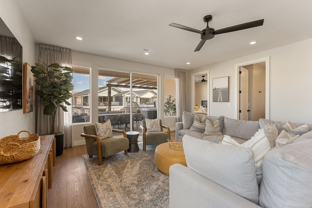 Sunset Pearl At Desert Color 8 Bedroom Townhouse