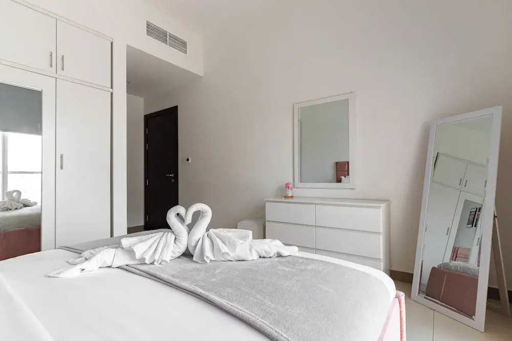SIMPLY COMFORT Binghatti Gateway Family 2BR with Balcony, Close to Dubai Mall & Burj Khalifa
