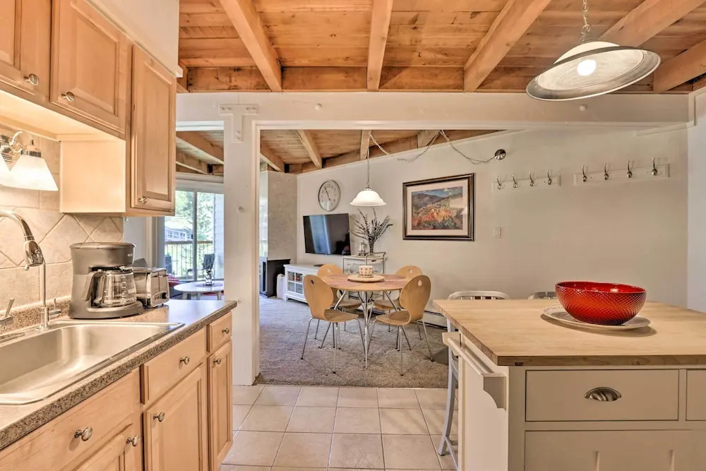 Ski Shuttle & Pool: Modern Silverthorne Condo!