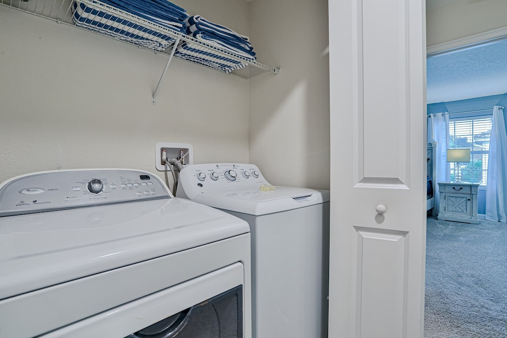 Modern Townhome With Private Pool, hot Tub, Central AC, and Private Washer/dryer