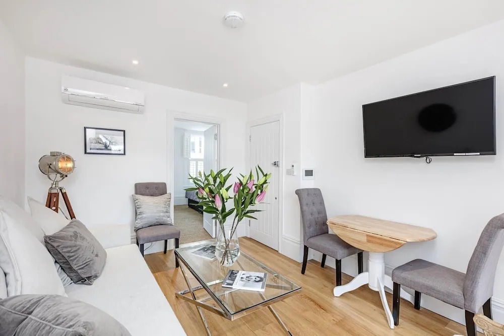 Pet-friendly Fulham 1-bed Apt, 2 Mins to Tube