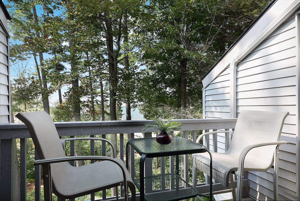 Lake Views at The Shores Great Location 5693