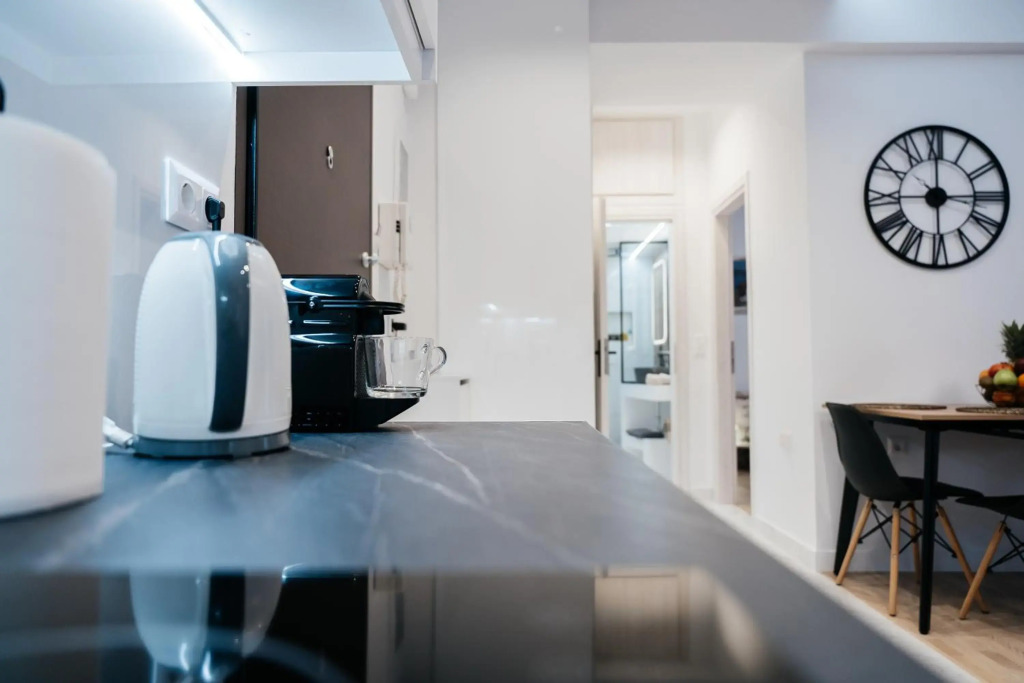 Rent Me (Affordable apartment in Athens)