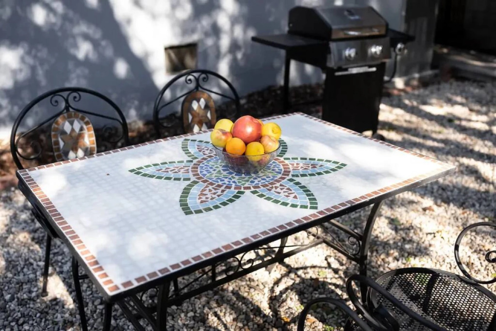 QUAINT UPDATED 2-BEDROOM HOUSE IN GLENDALE  (p2)
