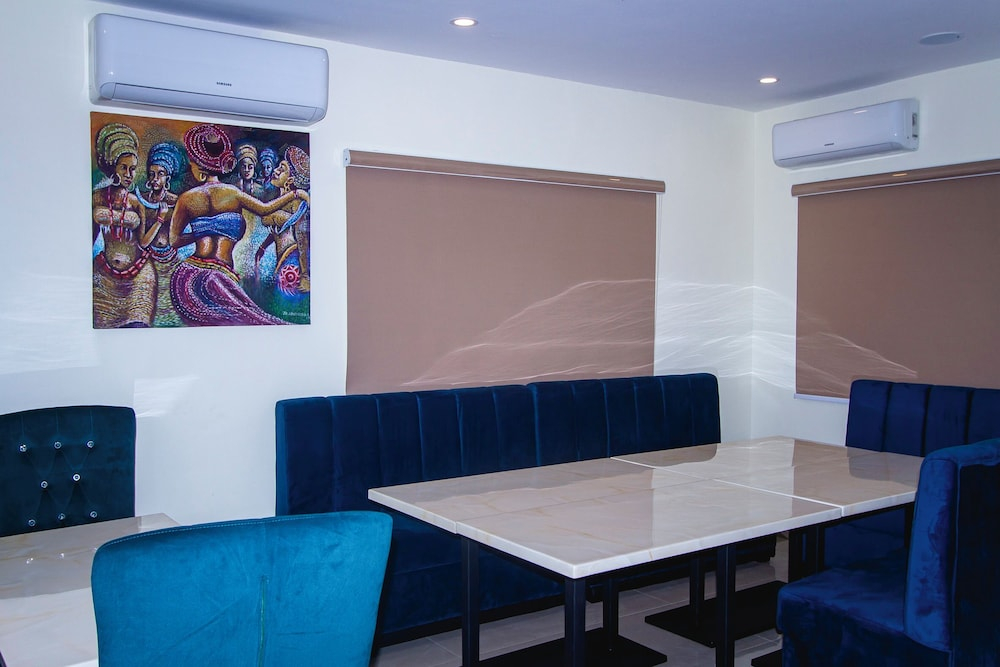 C & C Luxury Suites