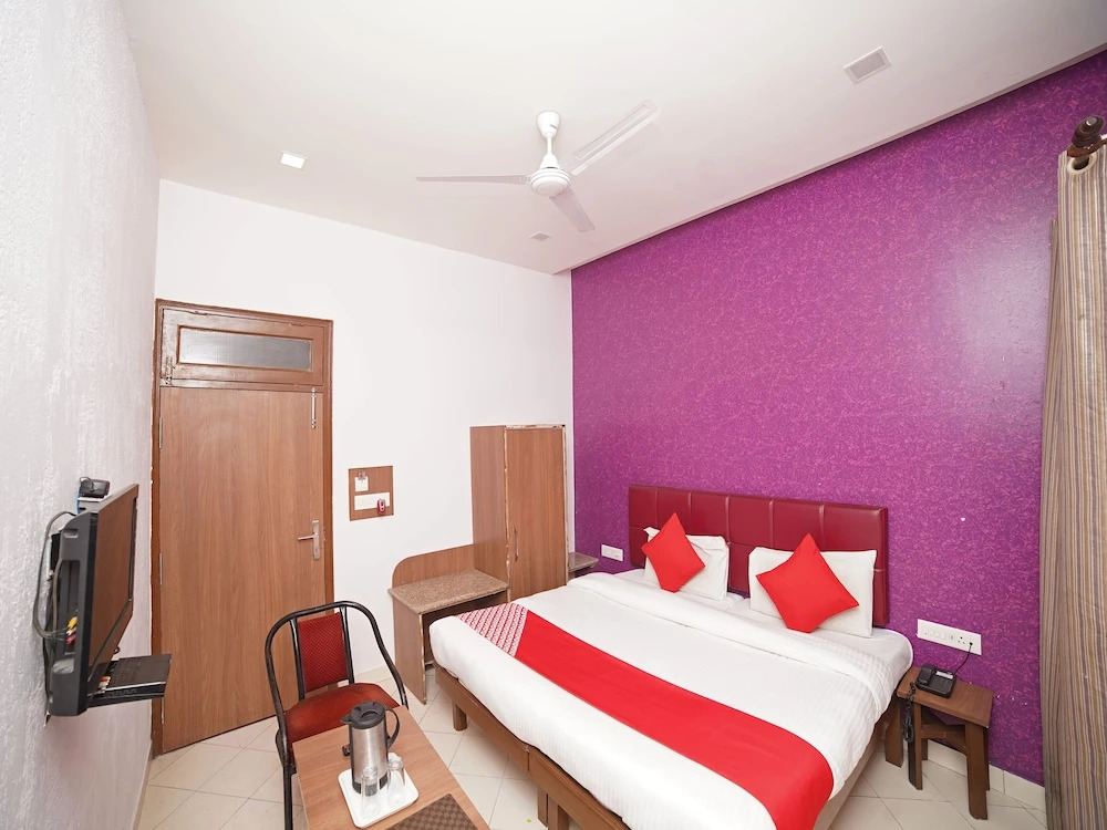 Oyo 7872 Amber Hotel