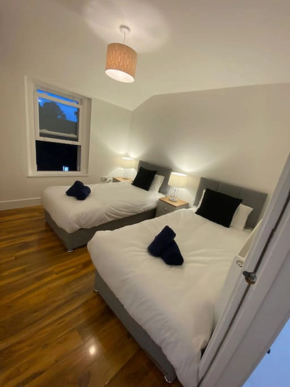 Stylish 2BR Serviced Apartment in Bedford Centre 4