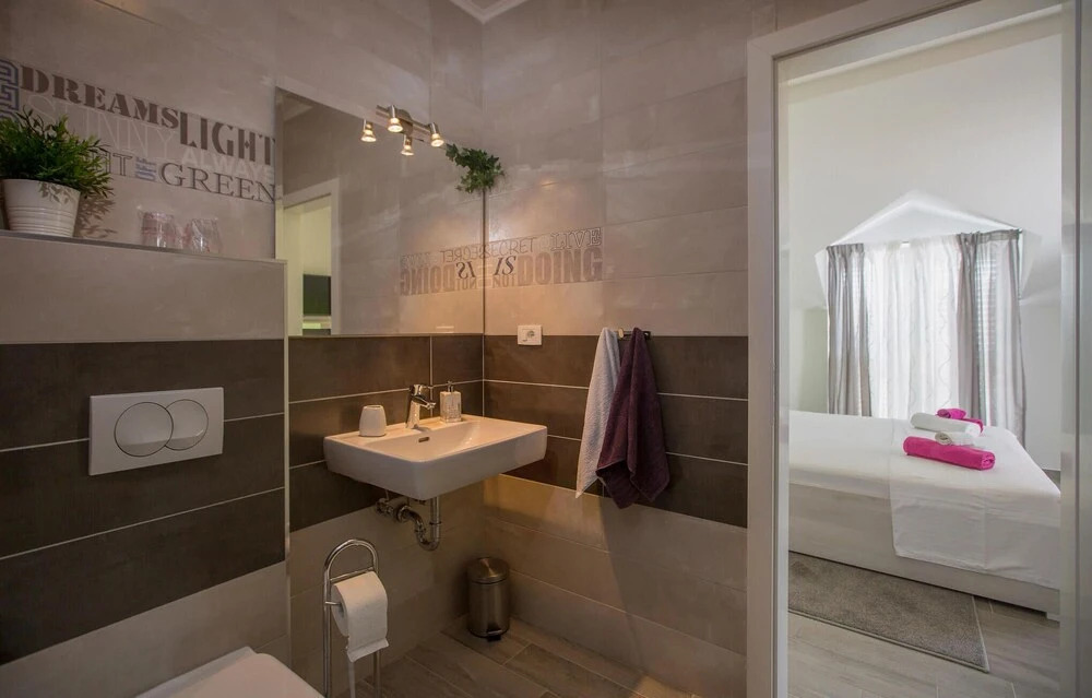 Beautiful Home in Grohote With Wifi, 4 Bedrooms and Sauna