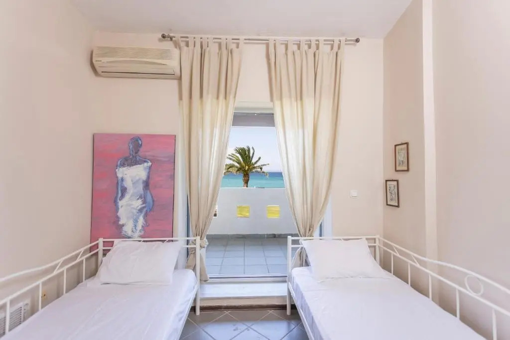 Villa Beachfront Kiss - 4bdrms, Tennis Court, Pool, BBQ, Beachfront