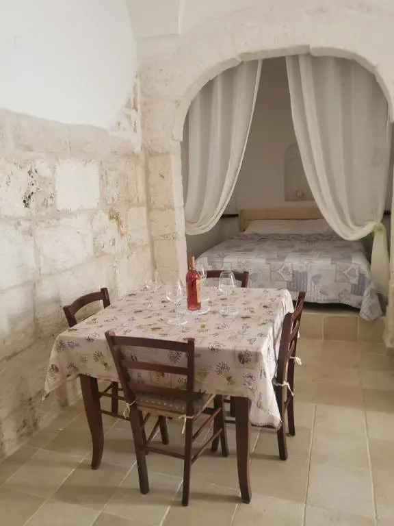 De Cristoforis 57, Traditional White Stone House