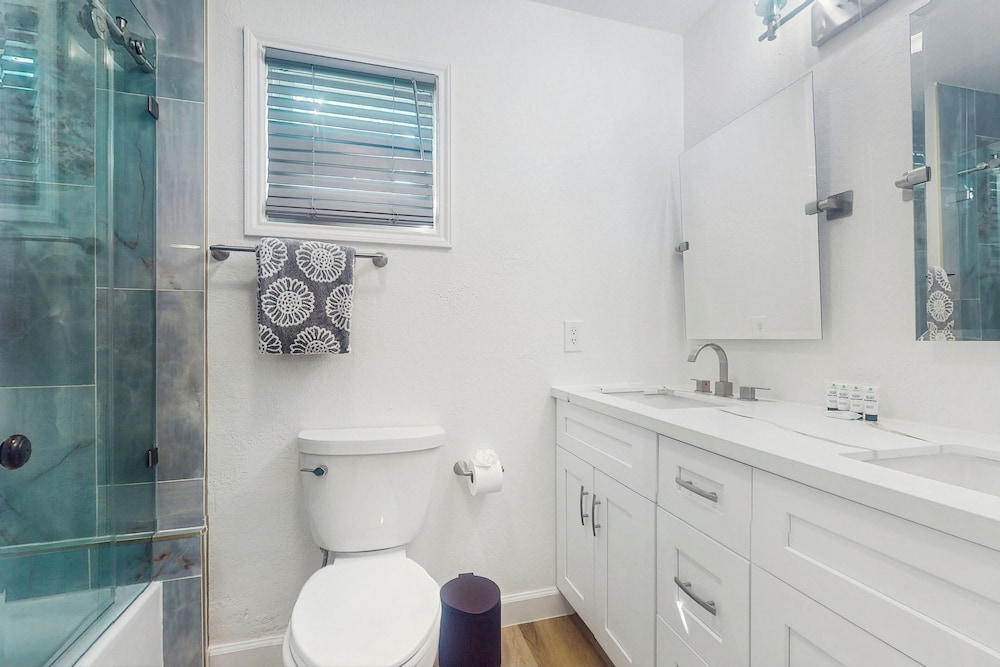 3BR Coastal Home w/ Coastal Design- Steps to Sand