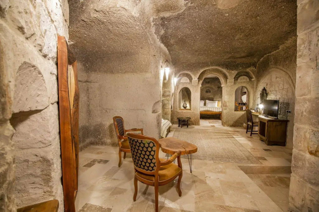 Hera Cave Suites