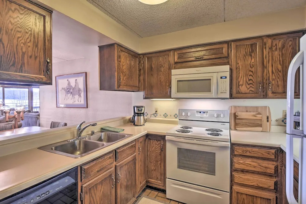 7 Mi to Keystone Resort: Condo w/ Hot Tub & Pool