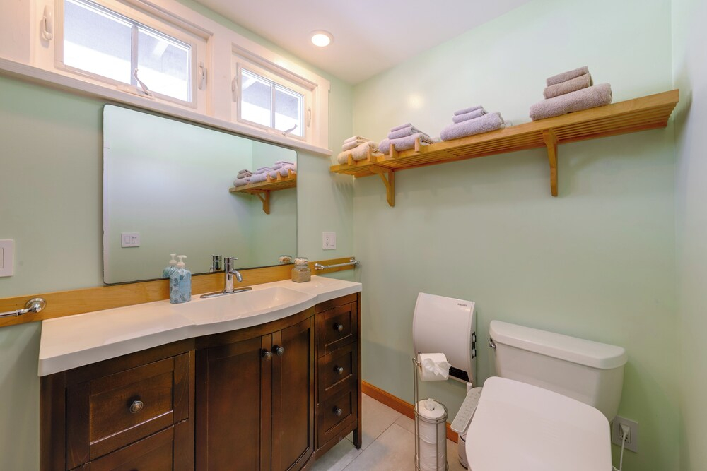 4 Blocks to Beach! Pet-friendly Haven in San Diego