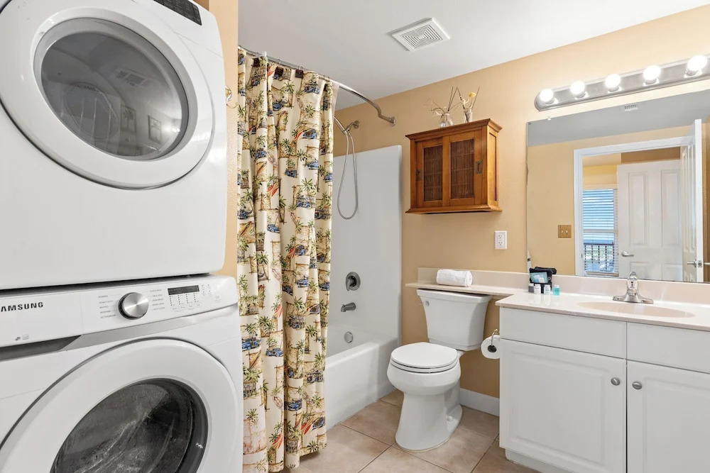 Come Visit Sophomore! 2BR 2BA Beachfront Condo!