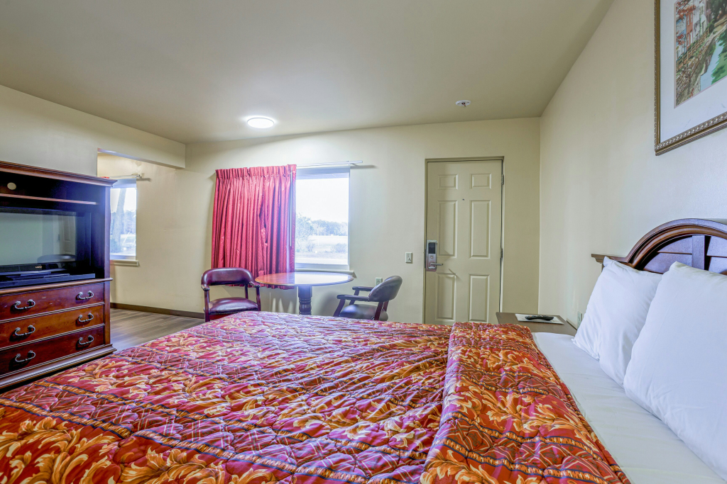Whispering Pines by Hotel O White stone VA