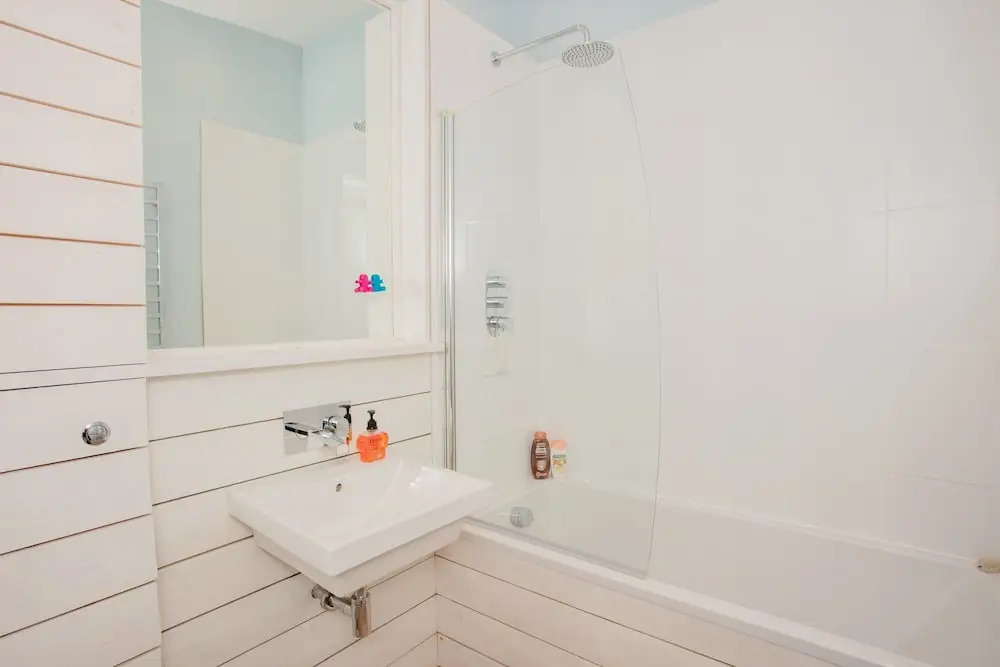 Spacious 2 Bedroom Flat With Communal Garden