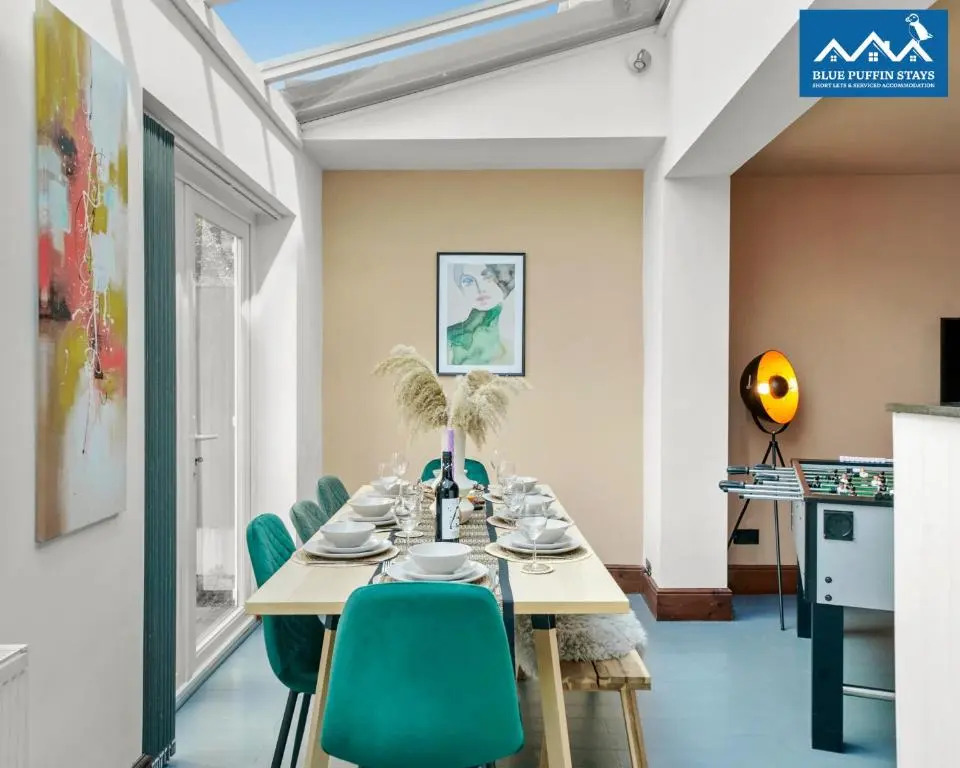 4 Bed Luxury Design House By Blue Puffin Stays with Hot tub, Foosball & Parking