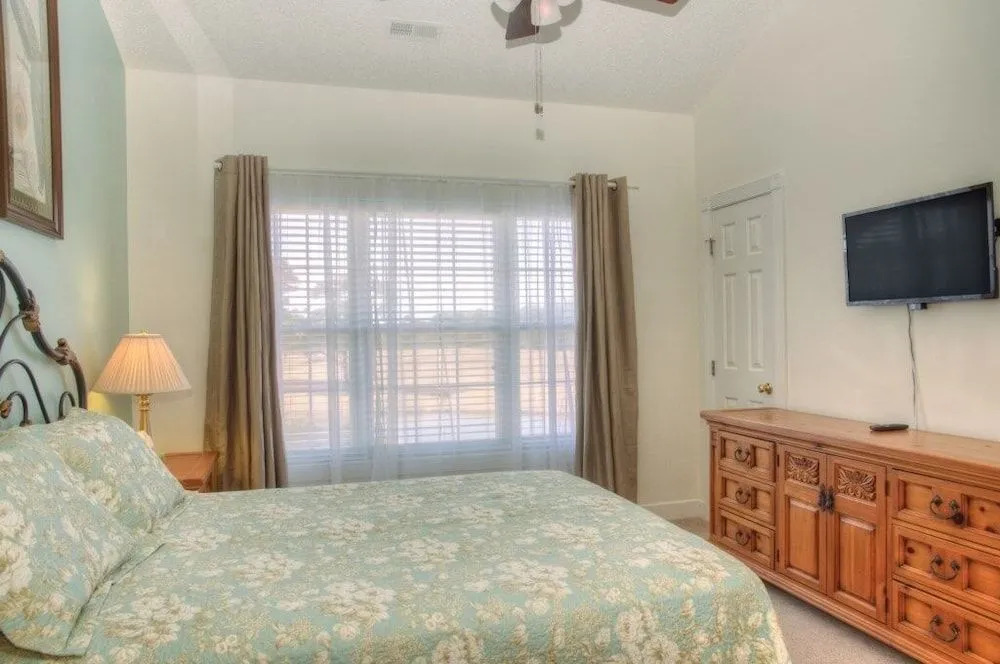 Magnolia North 305 4879 3 Br condo by RedAwning