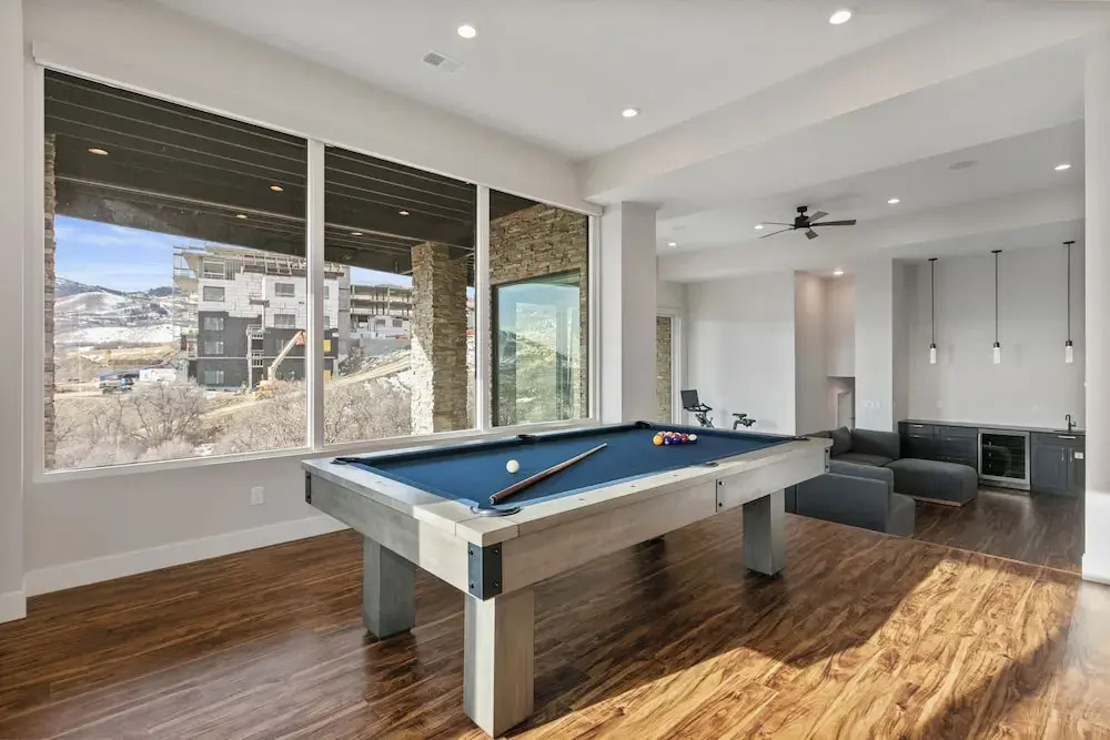 Easy East Village Ski Access Hot Tub 5br 5 Bedroom Home