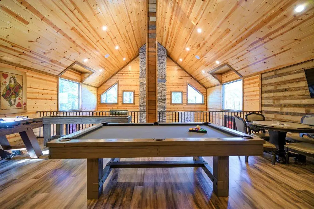 NEW Cabin! Sleeps 24, Sprawling Luxe Retreat, Tons of Entertainment