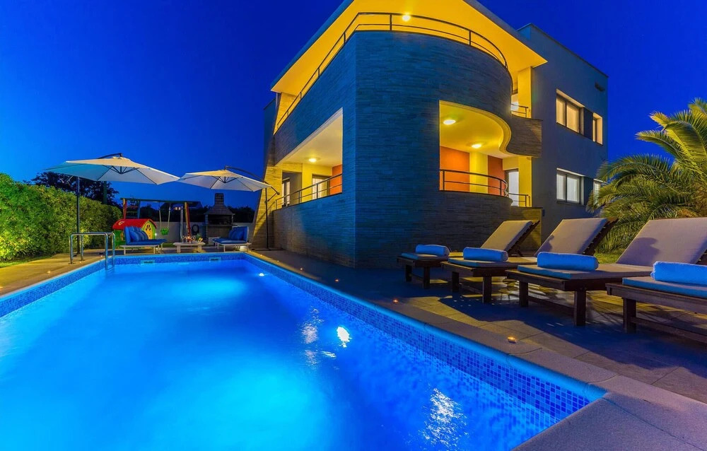 Beautiful Home in Zaton With Wifi and 6 Bedrooms
