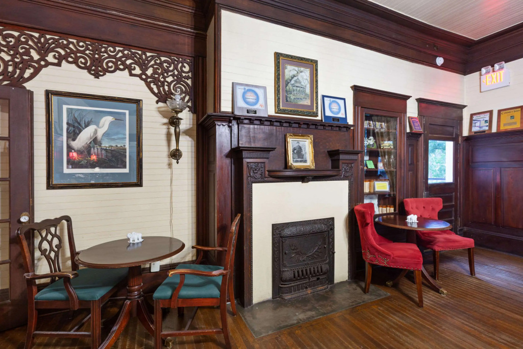 Coombs Inn & Suites