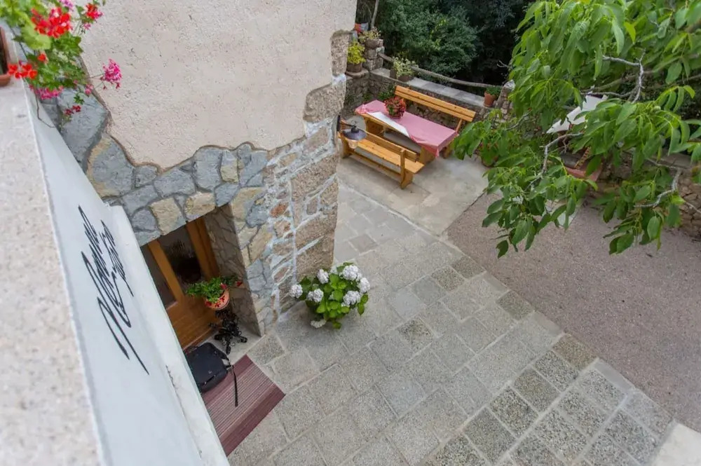 Peaceful Getaway in Polje with Garden