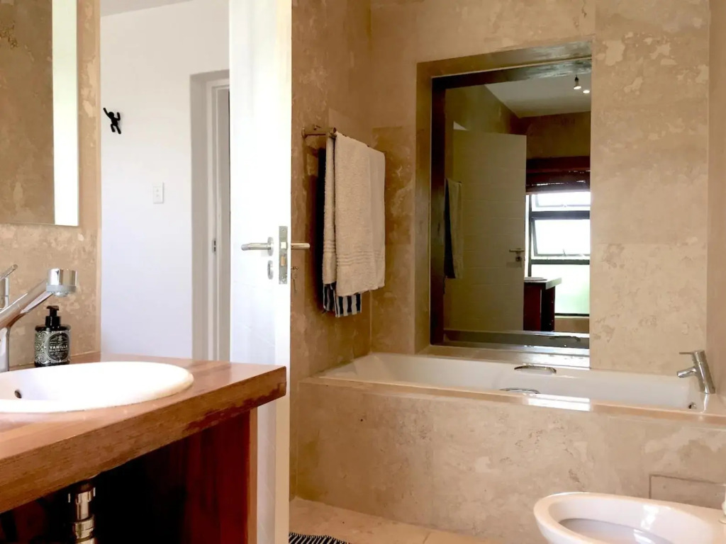 Mountain and Harbour Views - Grand Vue Cottage