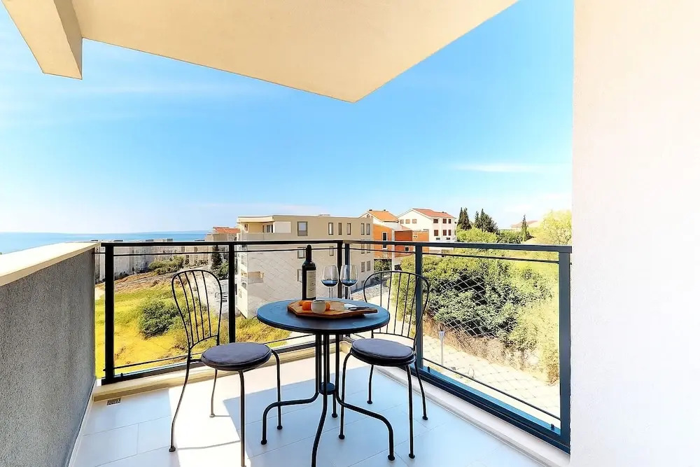 Mika's 2-Bedroom Seaview Flat & Parking