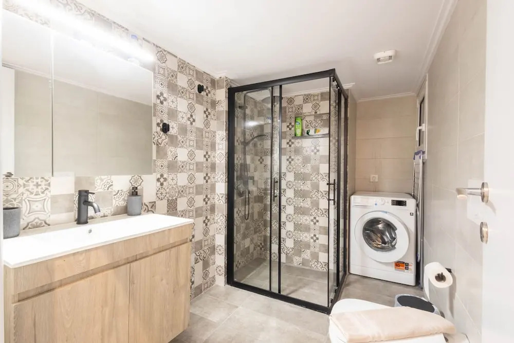 Urban Comfort 2 Bdrm Next to Metro