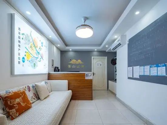 Linshan Yunlu Homestay (Xishuangbanna Jinghong Gaozhuang Xishuangjing Xingguang Night Market Branch)