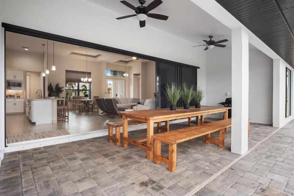 SW FL Oasis - 4bdr - 3bth - POOL - Game Room - Sleeps 10 or more