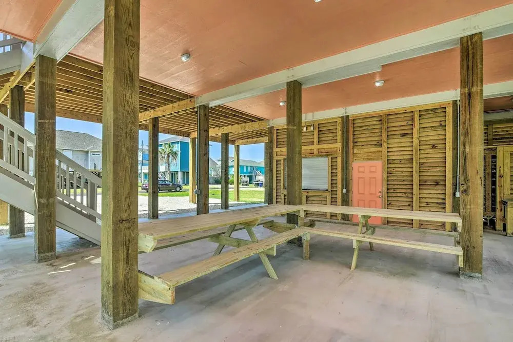 Ocean-view Deck, Walk to Shore: Crystal Beach Gem!
