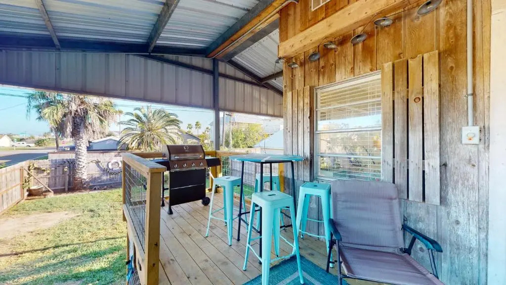 GU501 Unique Beach Home with Large Fenced in Yard, Screened in Porch, Close to Restaurants & Shops