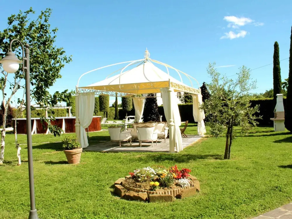 Villa in Montecarlo with Pool and Scenic Views