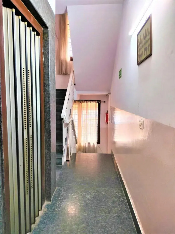 Hotel White Palace,Nizamuddin Railway Station