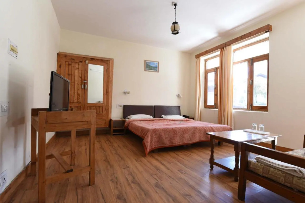 Tourist Hotel 10 minutes walking distance from the mall